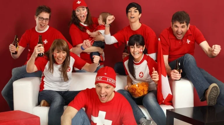 Supporters suisses regardant un match de football en direct via IPTV
