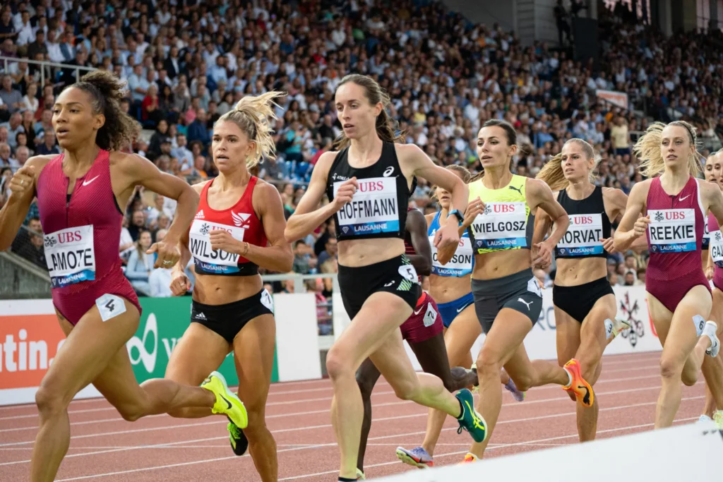 Athleten in Aktion beim Athletissima 2025 in Lausanne, einem der bedeutendsten Leichtathletik-Events der Schweiz.