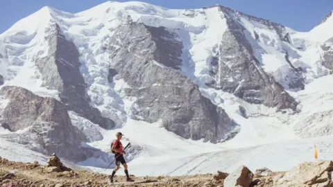 Läufer, die die beeindruckende Schweizer Berglandschaft während des Bernina Ultraks 2025 durchqueren, Symbol für Ausdauer und Naturverbundenheit.