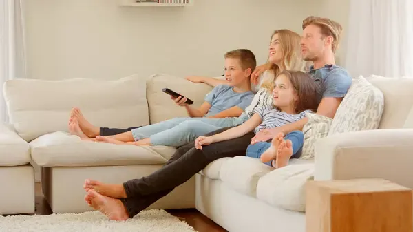 Famille en Suisse regardant la télévision en direct avec IPTV