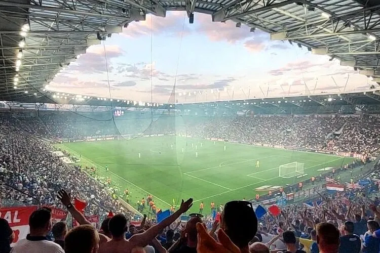 Événements sportifs Suisse 2025 – ambiance festive dans un stade plein à Lausanne