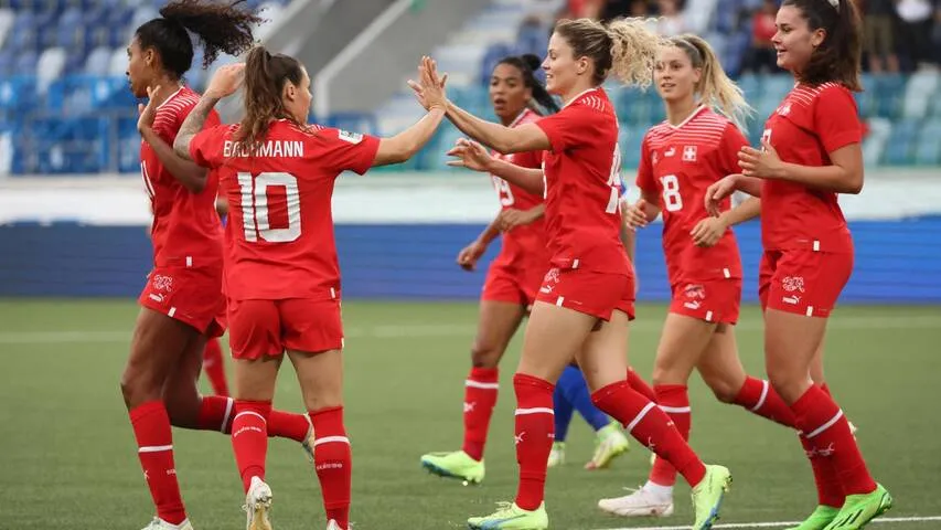 Schweizer Nationalspielerin feiert ein Tor bei der UEFA Women’s EURO 2025, Symbol für die Stärke des Frauenfußballs in der Schweiz.