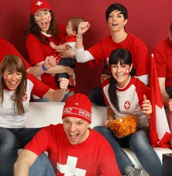 Abonnement IPTV en Suisse – Chaînes HD et streaming illimité Image représentant un groupe de personnes regarde match tv suisse sur IPTV